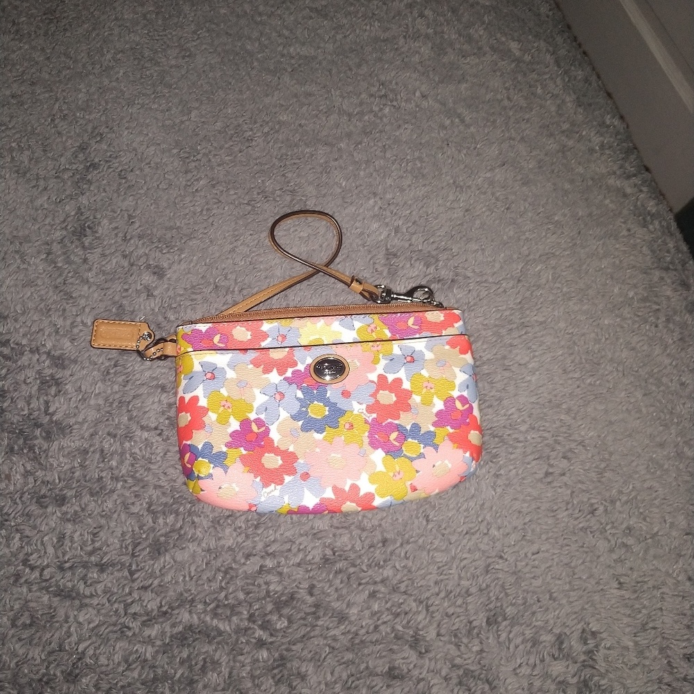 Medium wristlet